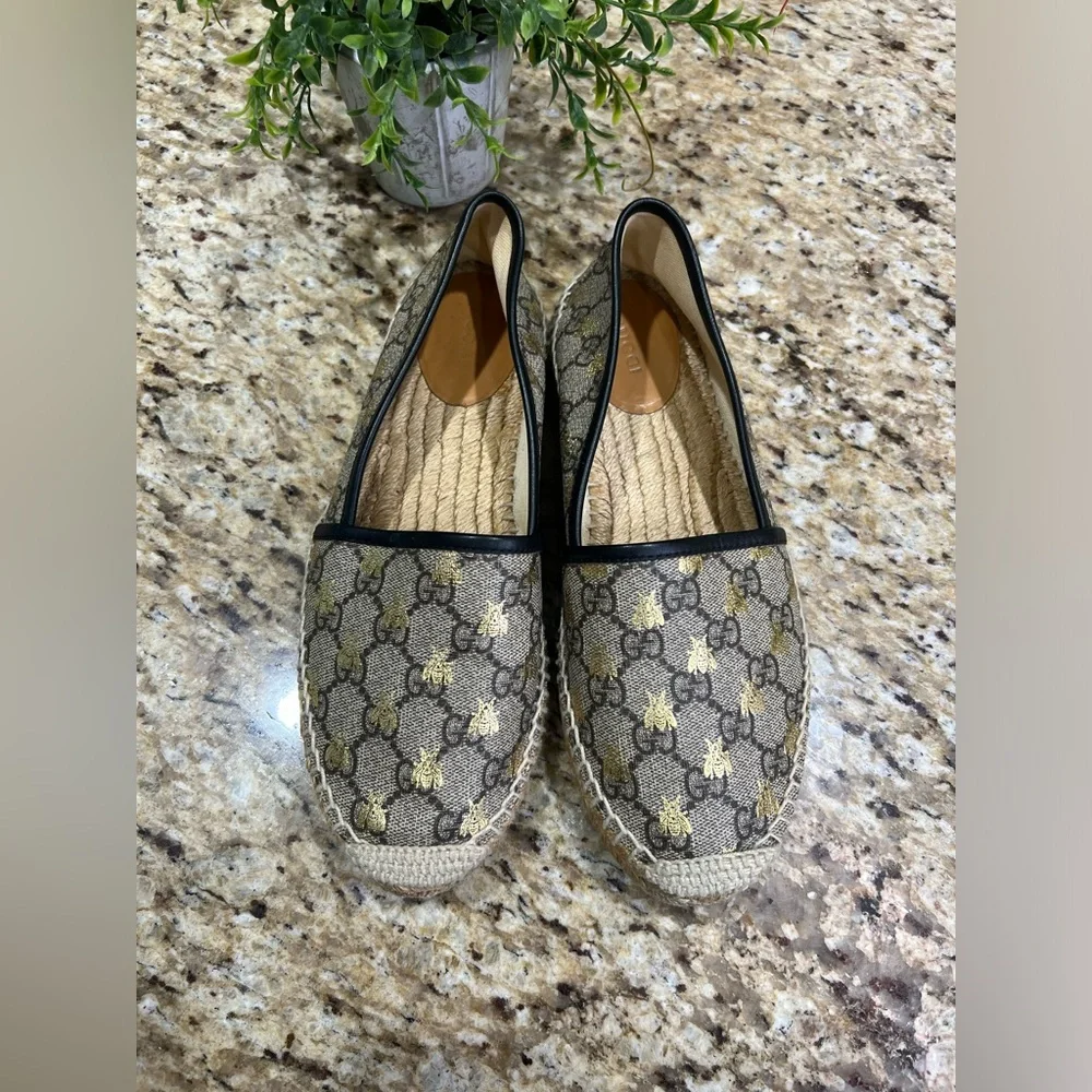 GUCCI Beige Gold GG Supreme Canvas Leather Bee Espadrilles 38